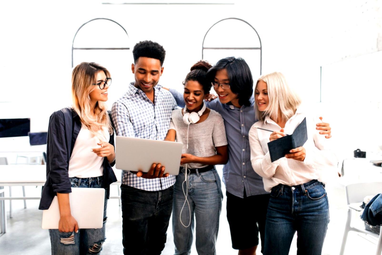 Budgetplanung Workspace mit Taschenrechner und Finanzunterlagen